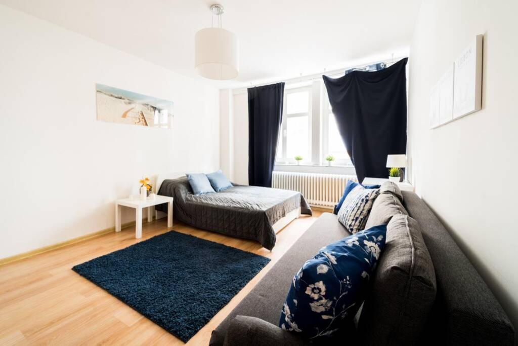 3 Rooms Big Apartment - 150 M Town Hall - Nice Design فروتسواف المظهر الخارجي الصورة