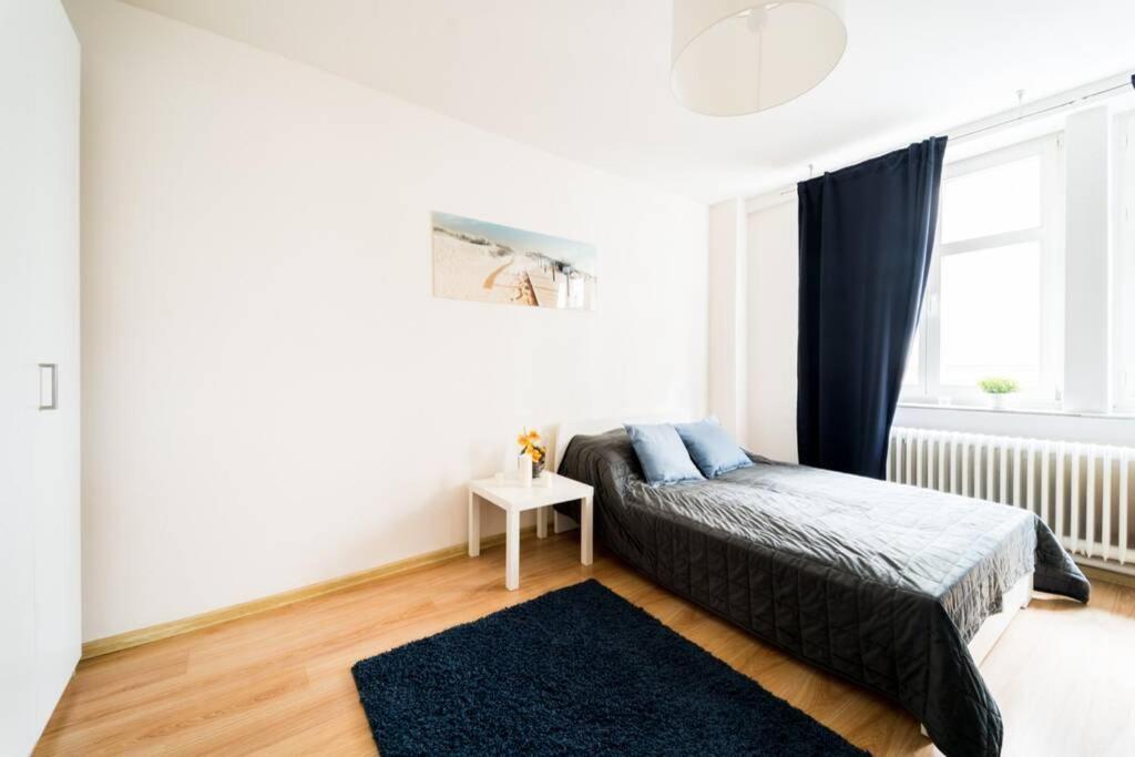 3 Rooms Big Apartment - 150 M Town Hall - Nice Design فروتسواف المظهر الخارجي الصورة