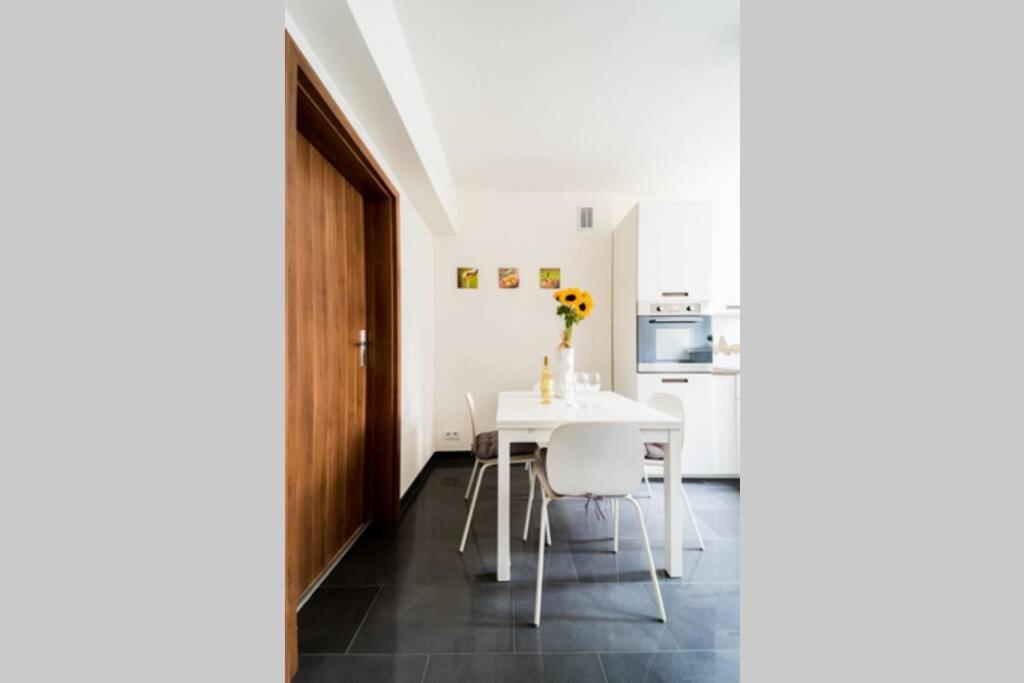3 Rooms Big Apartment - 150 M Town Hall - Nice Design فروتسواف المظهر الخارجي الصورة