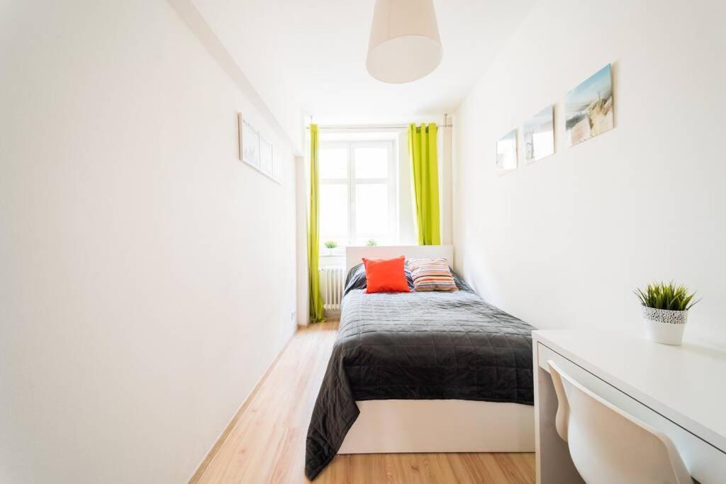 3 Rooms Big Apartment - 150 M Town Hall - Nice Design فروتسواف المظهر الخارجي الصورة