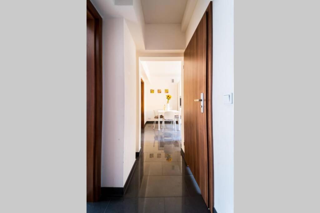 3 Rooms Big Apartment - 150 M Town Hall - Nice Design فروتسواف المظهر الخارجي الصورة