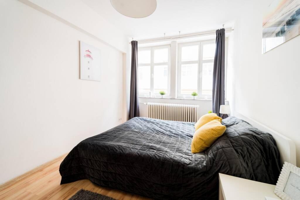 3 Rooms Big Apartment - 150 M Town Hall - Nice Design فروتسواف المظهر الخارجي الصورة
